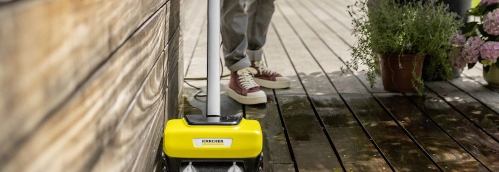 Eine Person nutzt einen Kärcher Terrassenreiniger